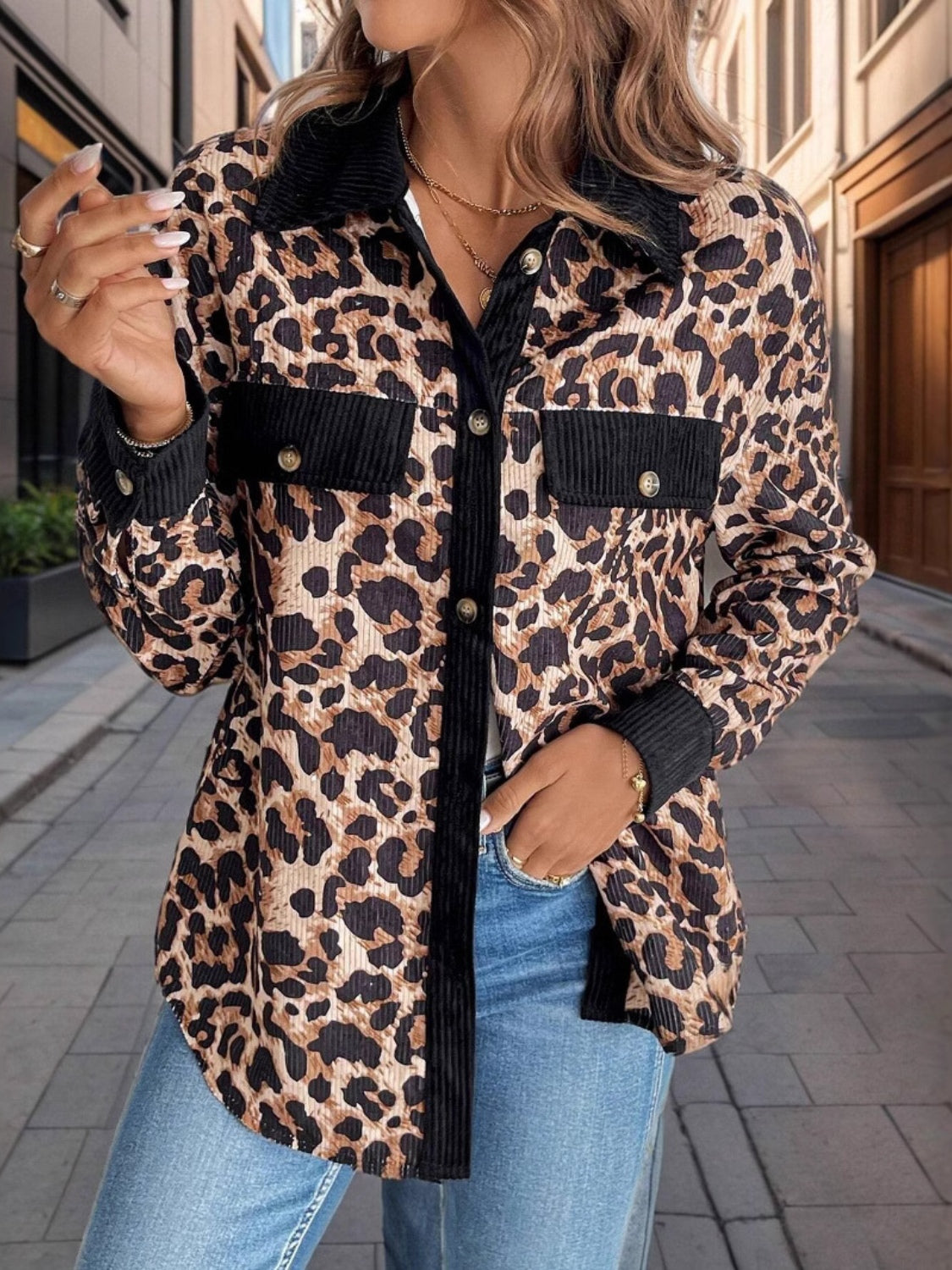 Hemdjacke mit Leopardenmuster und Kragen und Knopfleiste