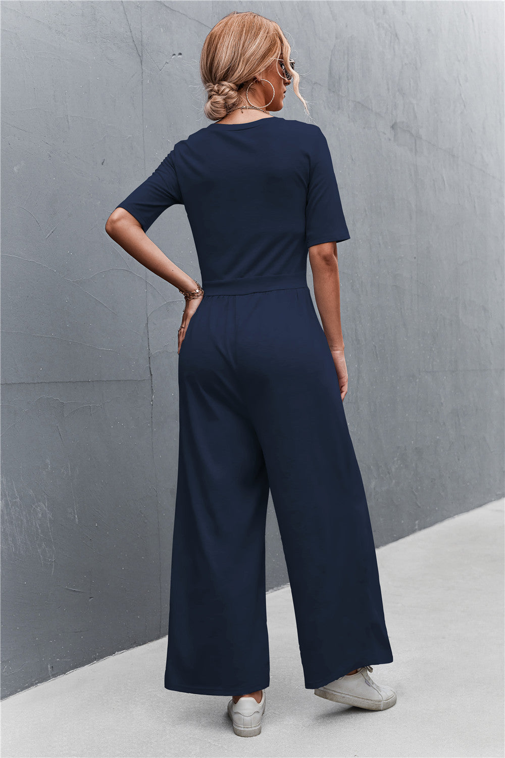 Jumpsuit mit U-Ausschnitt, halblangen Ärmeln und weitem Bein