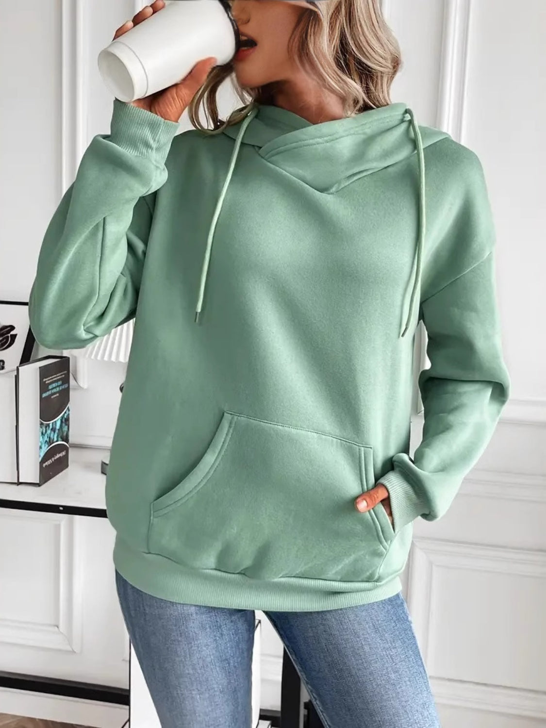 Langärmliger Hoodie mit Kordelzug und Kängurutasche