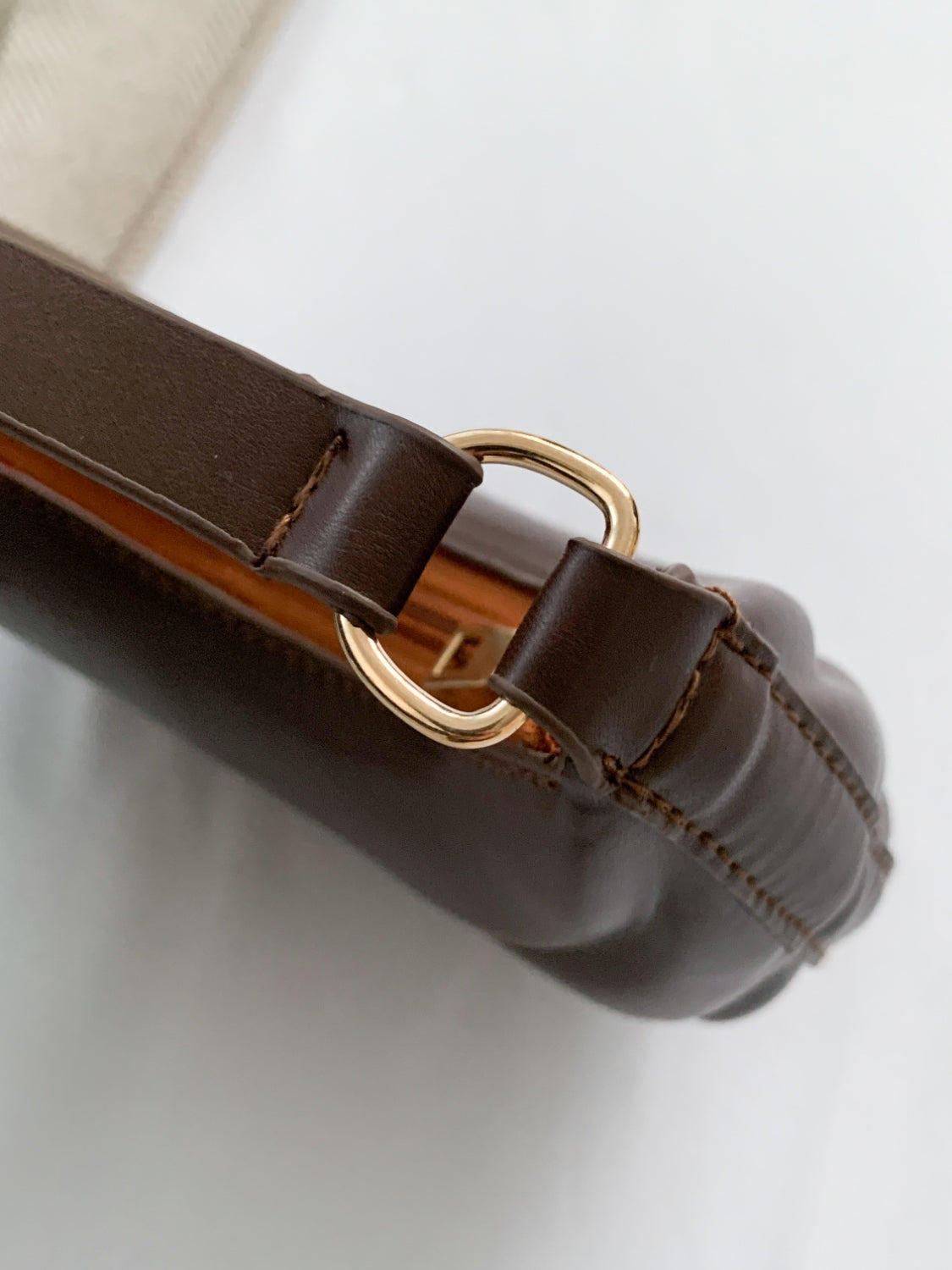 Umhängetasche aus PU-Leder mit EarPods-Tasche