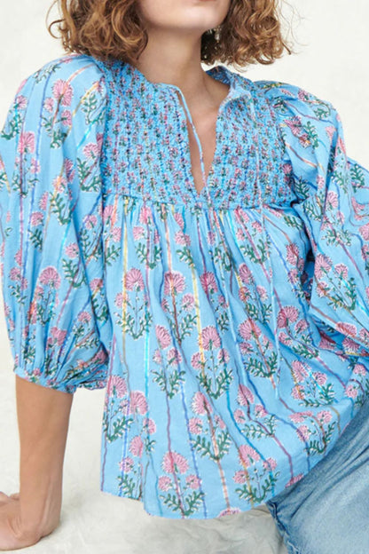 Bluse mit gesmoktem Blumenmuster und Schleife am Hals