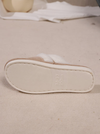 Hausschuhe mit runder Zehenpartie und kontrastierendem Kunstfell