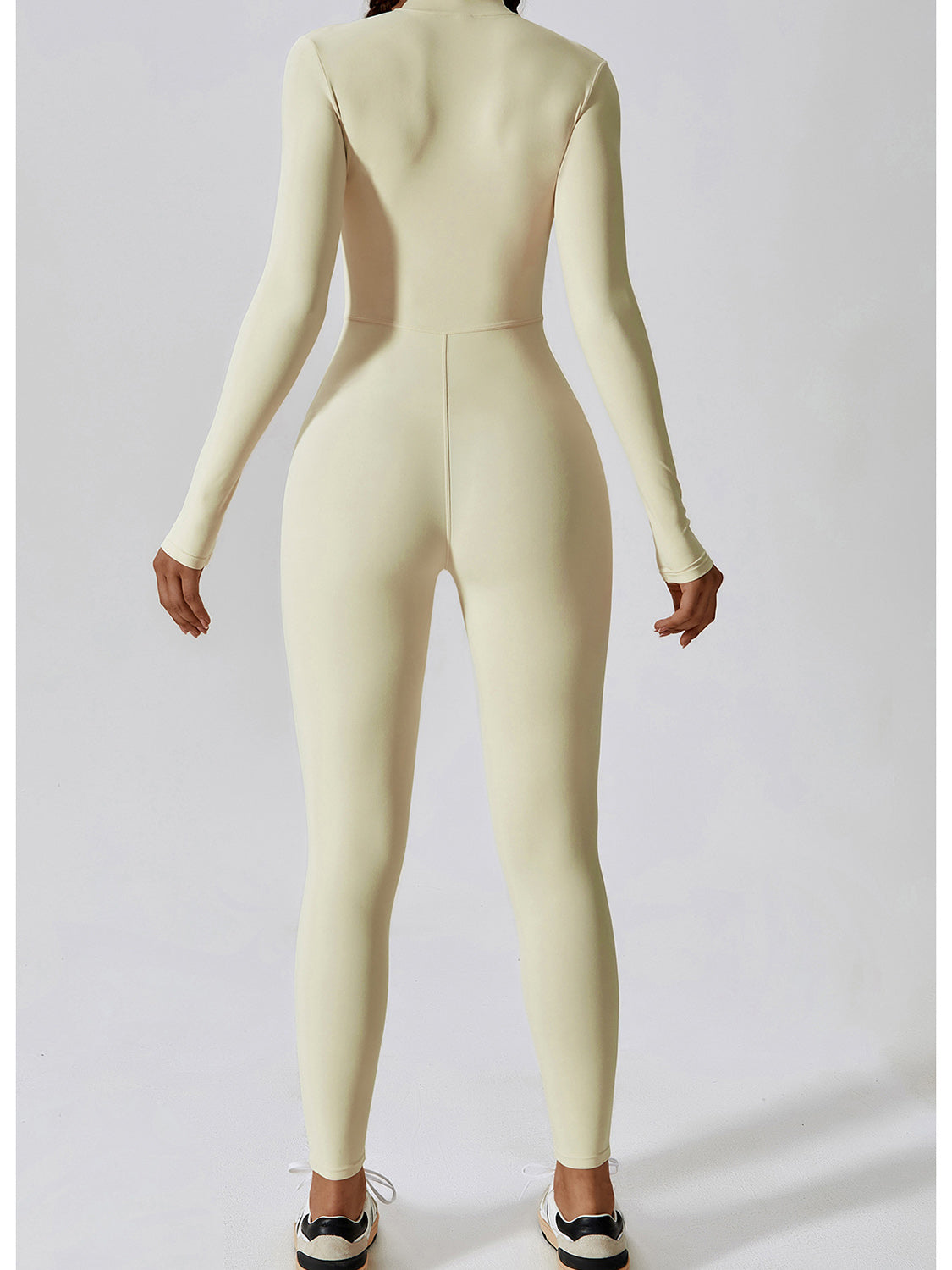 Jumpsuit mit Stehkragen und langen Ärmeln und Reißverschluss