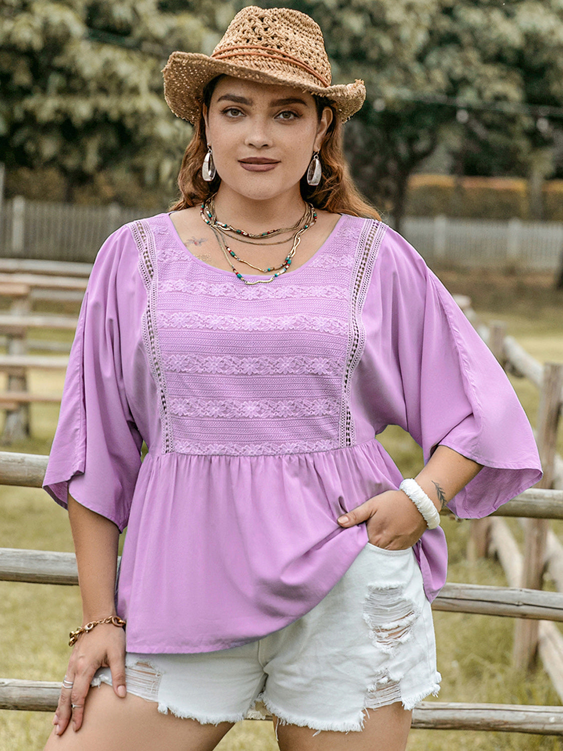 Bluse mit Rundhalsausschnitt, Dreiviertelärmeln und Spitzendetail in Übergröße