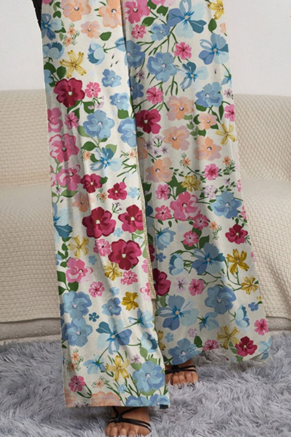 Jumpsuit mit Spaghettiträgern und weitem Bein und dekorativen Knöpfen