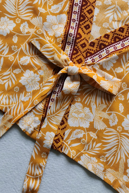 Set aus bedrucktem Oberteil mit halblangen Ärmeln und geschlitztem Rock