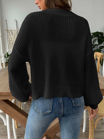 Strickjacke mit V-Ausschnitt und langen Ärmeln und Knopfleiste