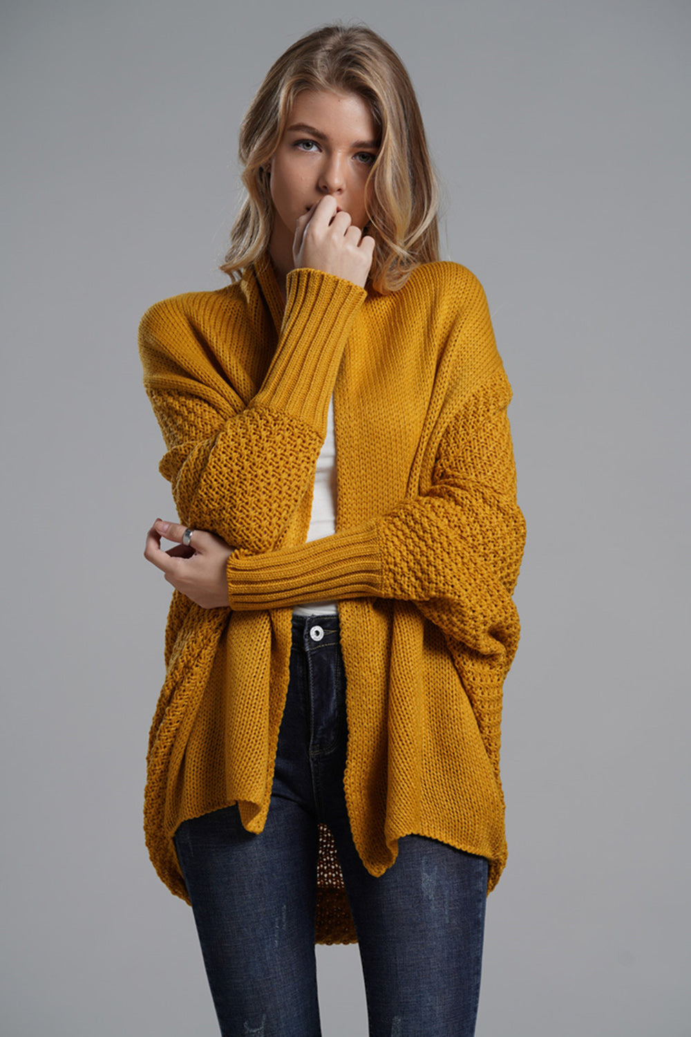 Strickjacke mit offenen Fledermausärmeln vorne