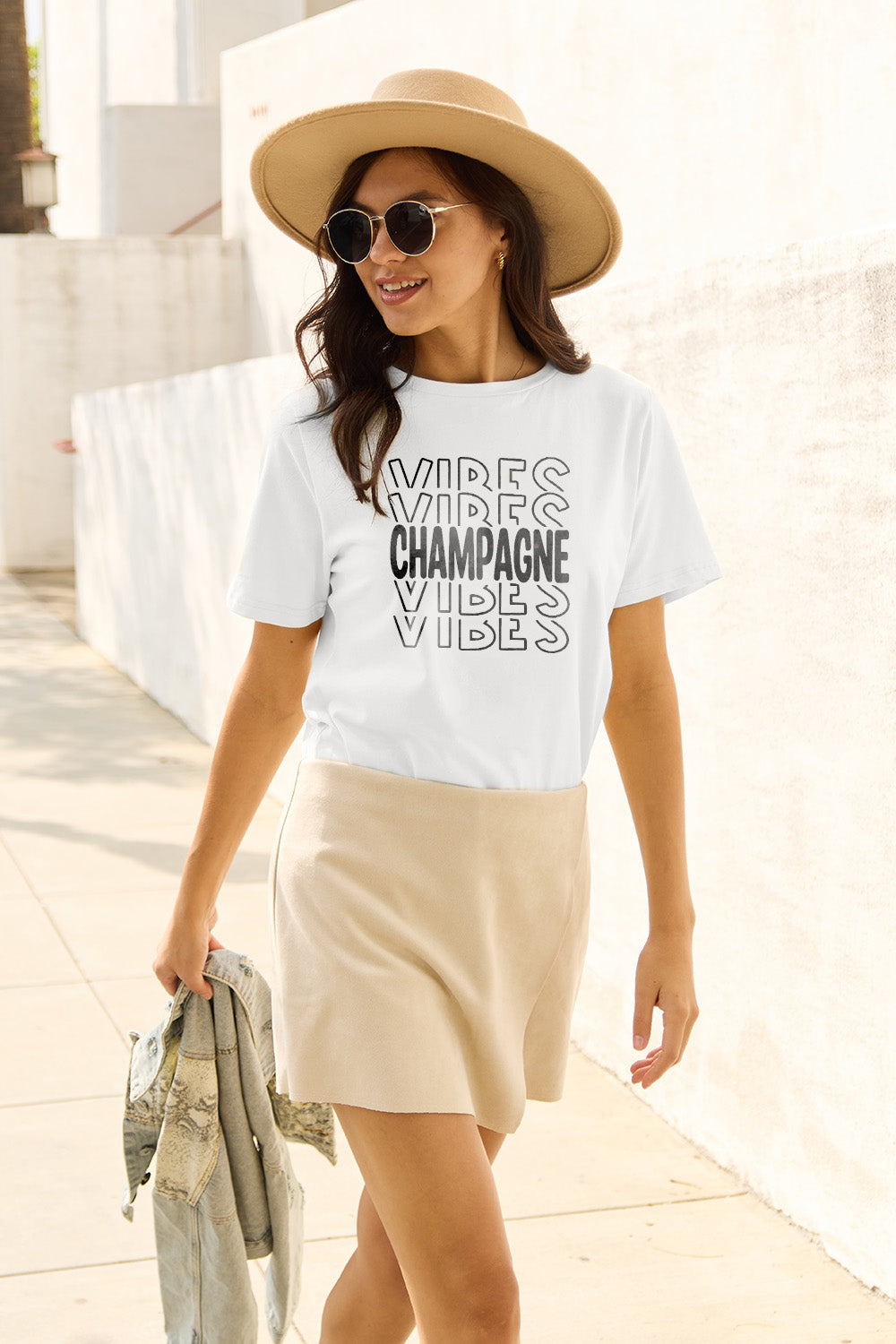 Simply Love – Kurzärmliges T-Shirt „Champagne Vibes“ in voller Größe