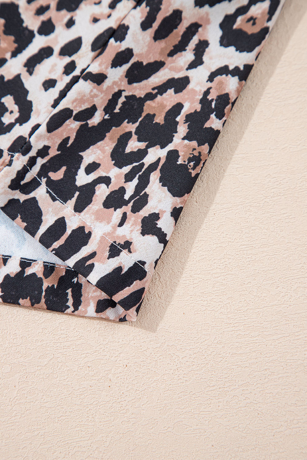 Minikleid mit Rundhalsausschnitt und kurzen Ärmeln und Leopardenmuster