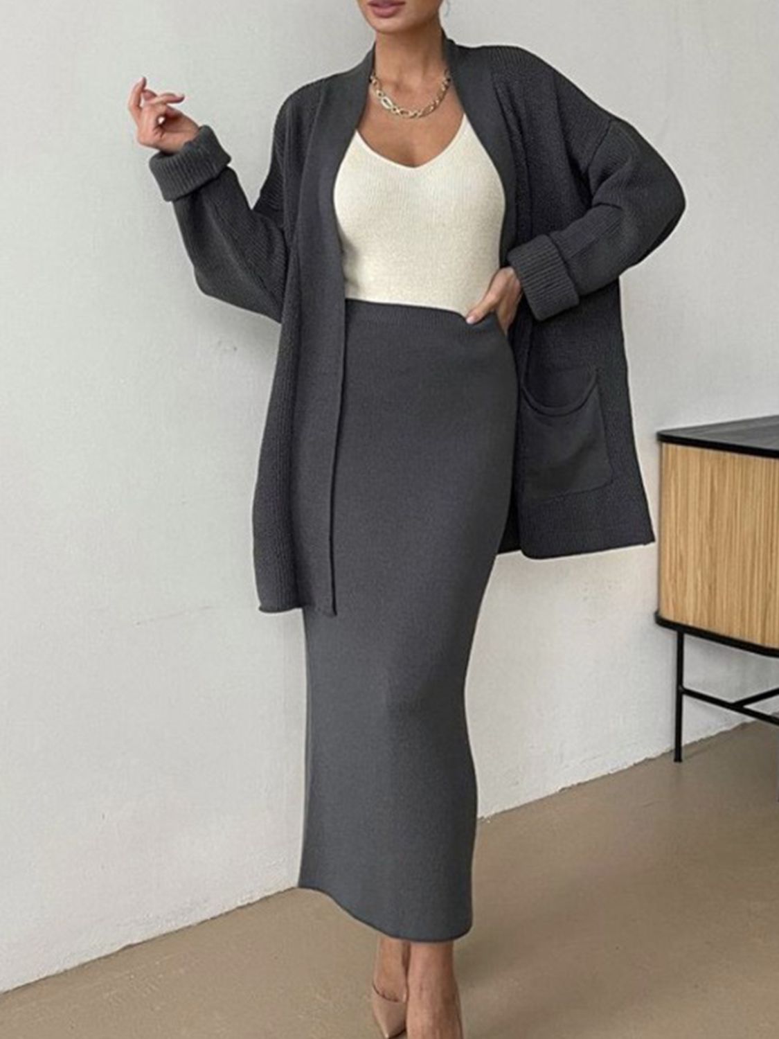 Set aus langärmliger Strickjacke mit Taschen und Rockpullover