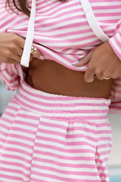 Set aus gestreiftem Kapuzenoberteil und Shorts mit Kordelzug