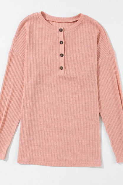 Strickoberteil mit Viertelknopfleiste, Rundhalsausschnitt und überschnittener Schulter