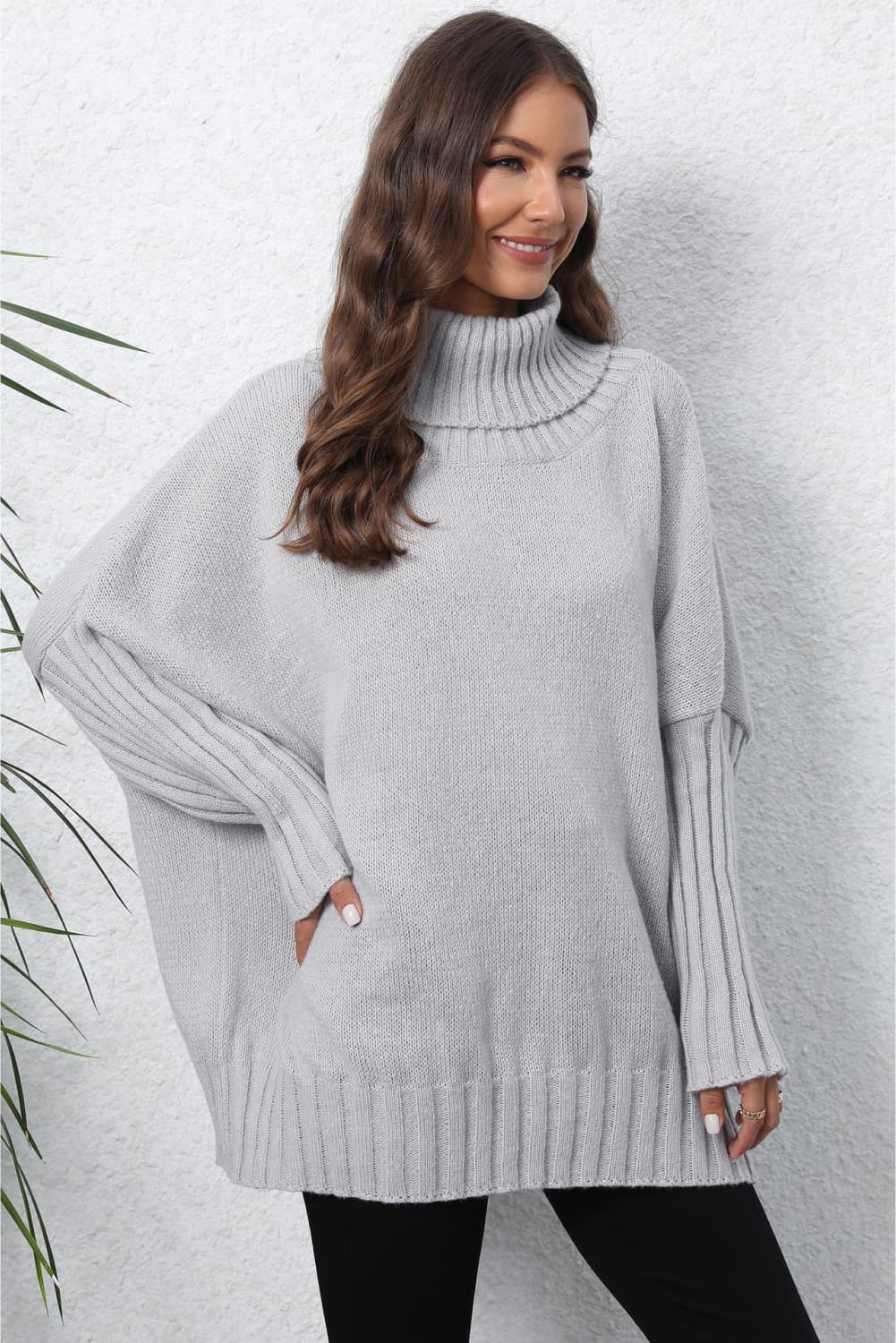 Gerippter Pullover mit Rollkragen und langen Ärmeln