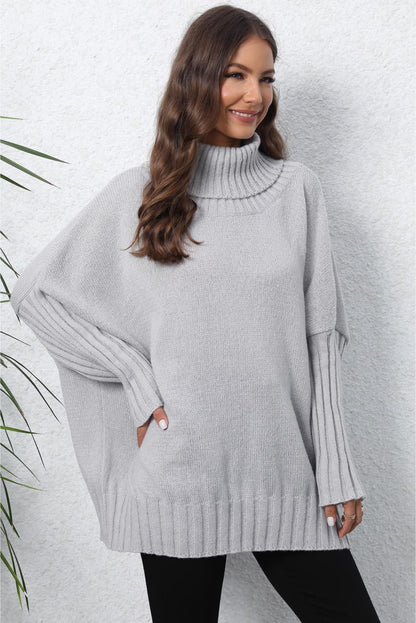 Gerippter Pullover mit Rollkragen und langen Ärmeln