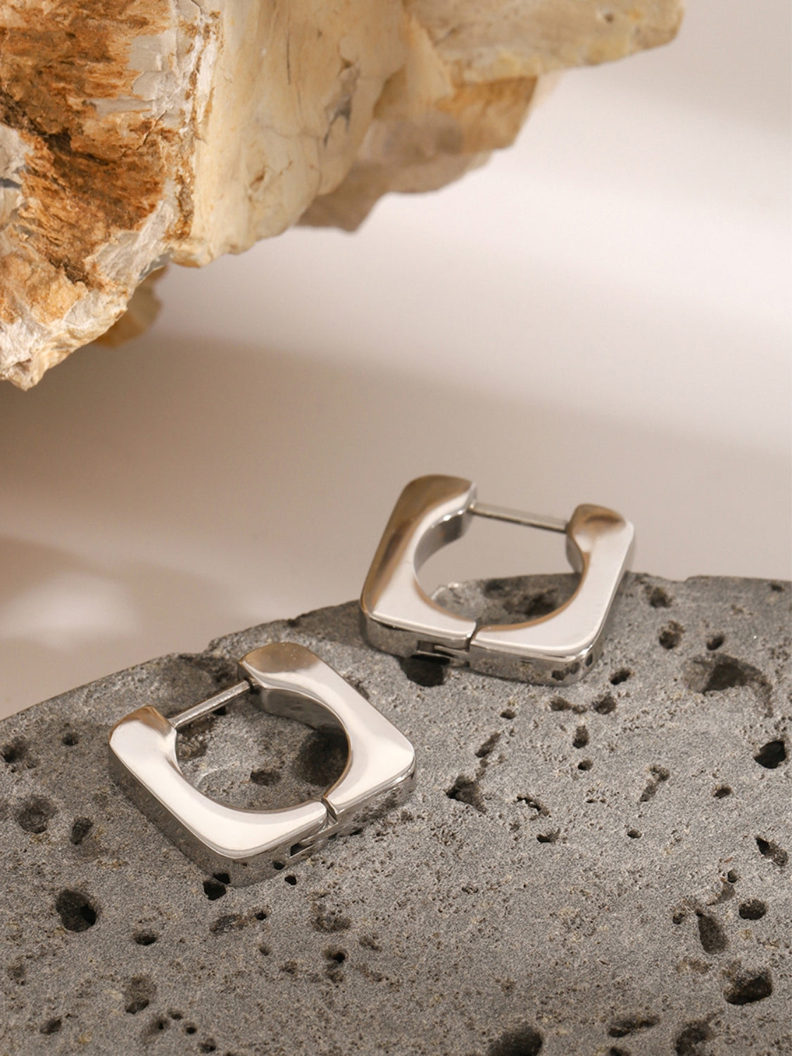 Quadratische Ohrringe aus 18 Karat vergoldetem Edelstahl