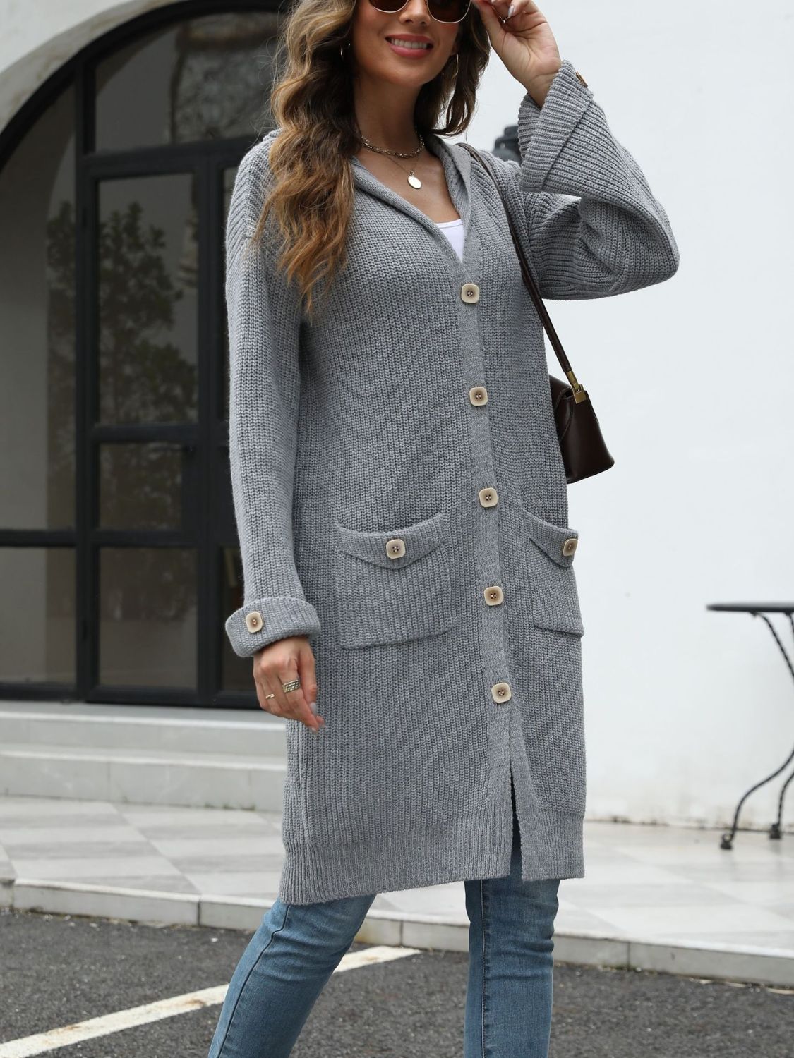 Langärmlige Strickjacke mit Kapuze und Taschen zum Knöpfen