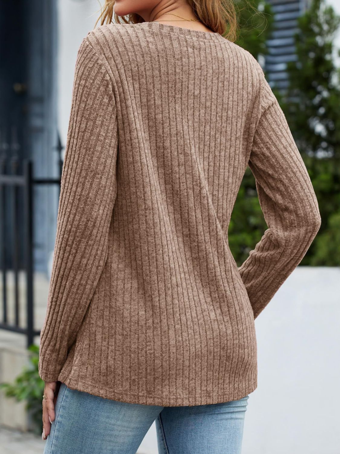 Langärmliges T-Shirt mit V-Ausschnitt