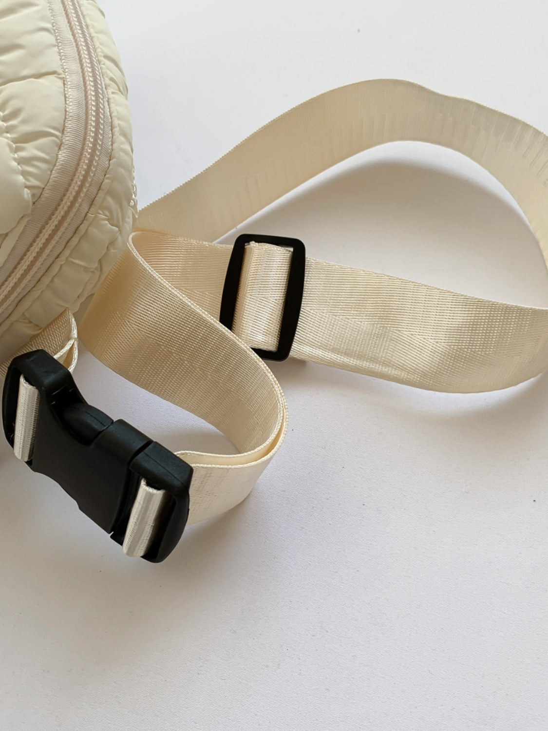 Umhängetasche mit verstellbarem Riemen und Blasenstruktur