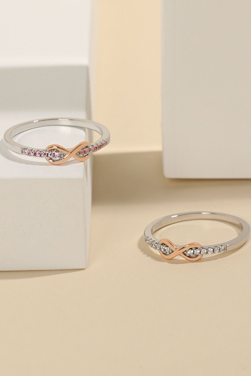 Ring mit Unendlichkeitssymbol und eingelegtem Zirkonia in 925er Sterlingsilber