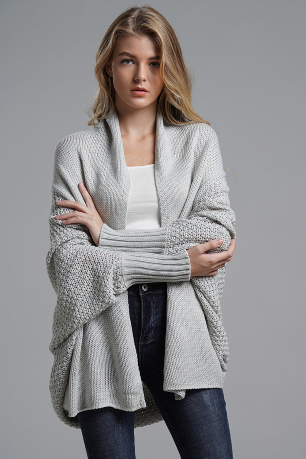 Strickjacke mit offenen Fledermausärmeln vorne