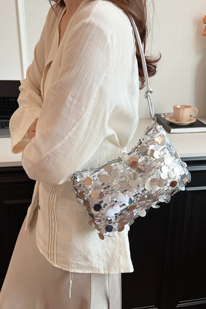 Schultertasche mit Pailletten und geknoteten Riemen