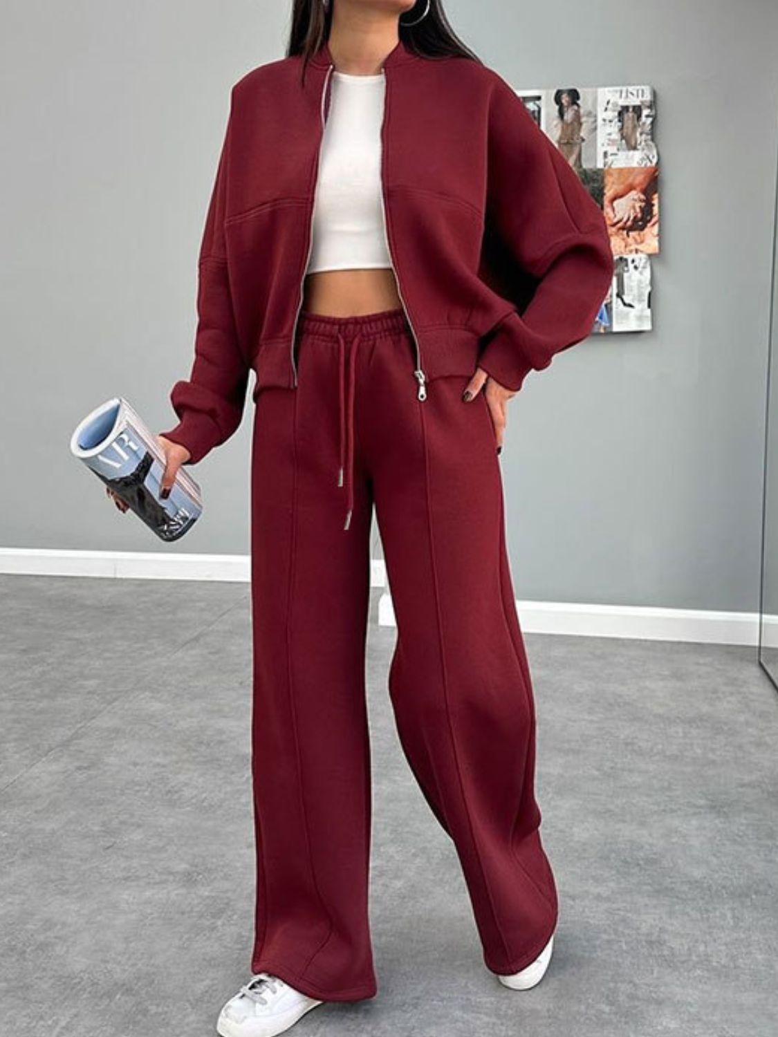 Set aus Oberbekleidung mit Baseballkragen und Reißverschluss und Hose mit Kordelzug