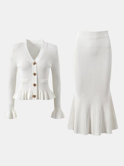 Set aus Oberteil mit V-Ausschnitt und Pullover mit Midirock und Rüschen