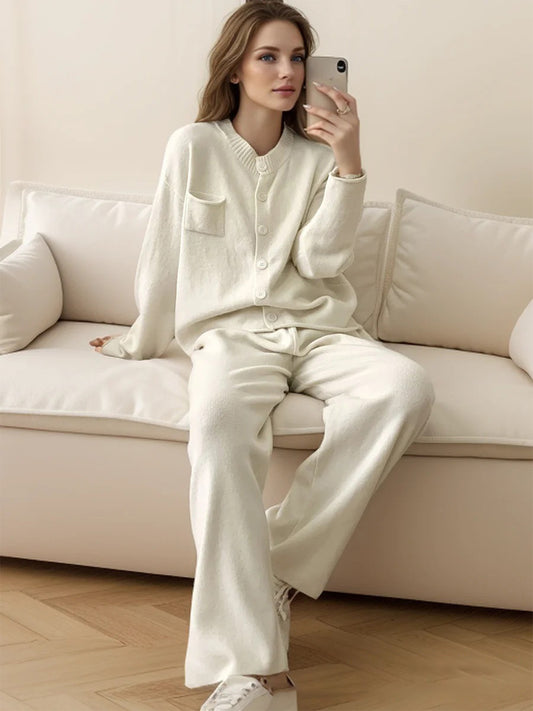 Set aus Strickjacke mit Rundhalsausschnitt und Knopfleiste und Hose