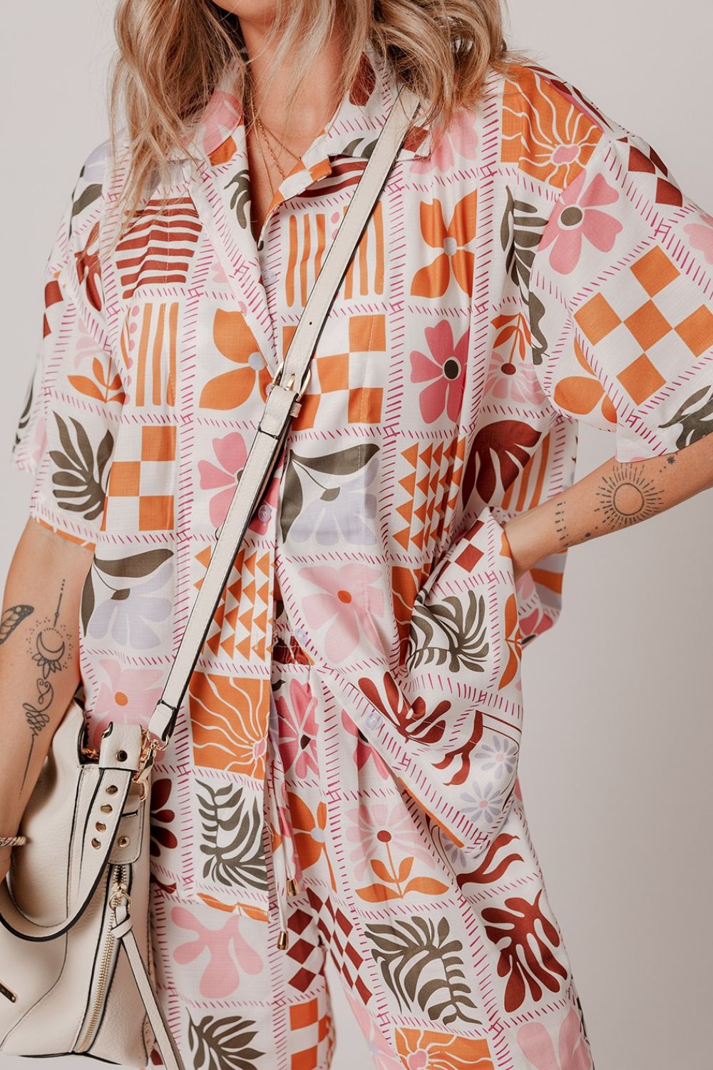 Set aus bedrucktem Hemd mit Kragen und Hose mit weitem Bein