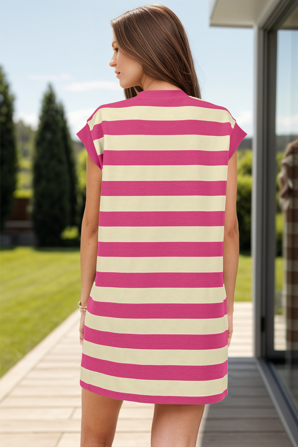 Gestreiftes Minikleid mit Rundhalsausschnitt und Flügelärmeln