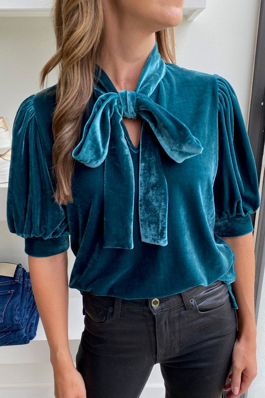 Bluse mit halblangen Ärmeln und Bindeband am Kragen