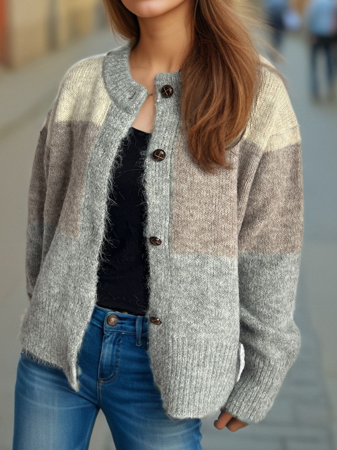 Strickjacke mit Rundhalsausschnitt und Knopfleiste in Farbblock-Optik