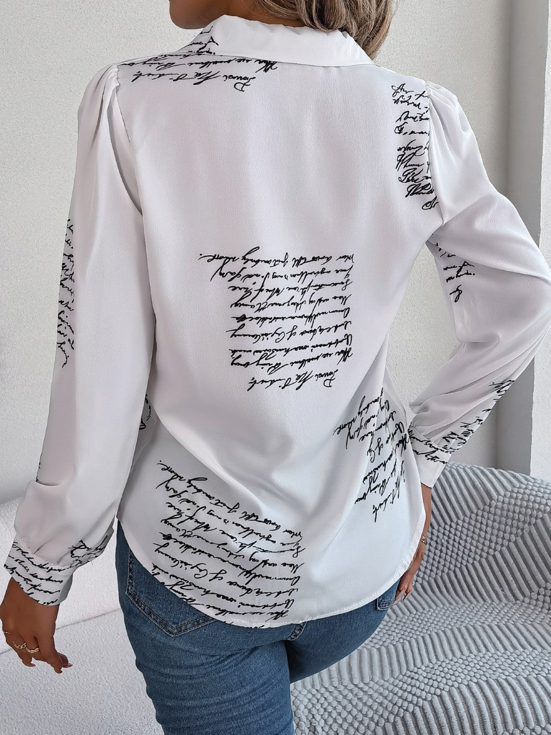Langärmlige Bluse mit Buchstaben-Print und Knopfleiste