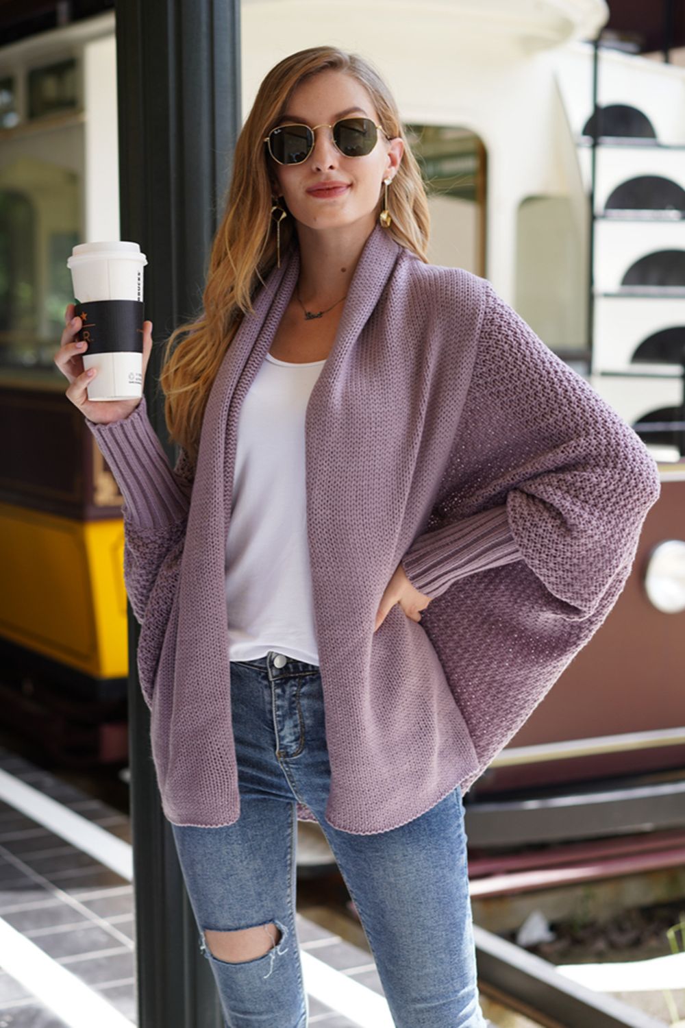 Strickjacke mit offenen Fledermausärmeln vorne