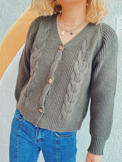 Strickjacke mit Zopfmuster und V-Ausschnitt sowie Knopfleiste und langen Ärmeln