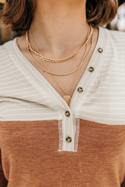 Langarm-Oberteil mit V-Ausschnitt und Farbblock