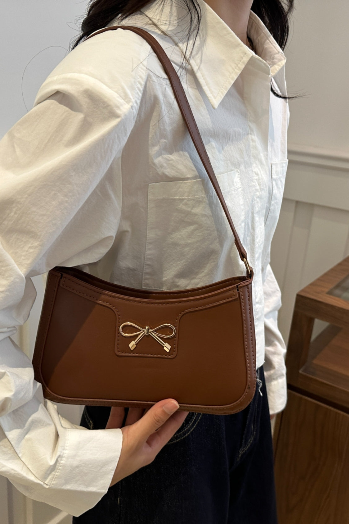 Schultertasche aus PU-Leder mit Schleife