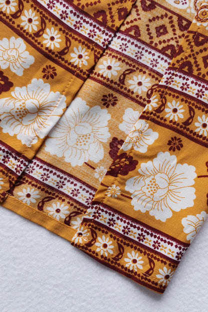 Set aus bedrucktem Oberteil mit halblangen Ärmeln und geschlitztem Rock