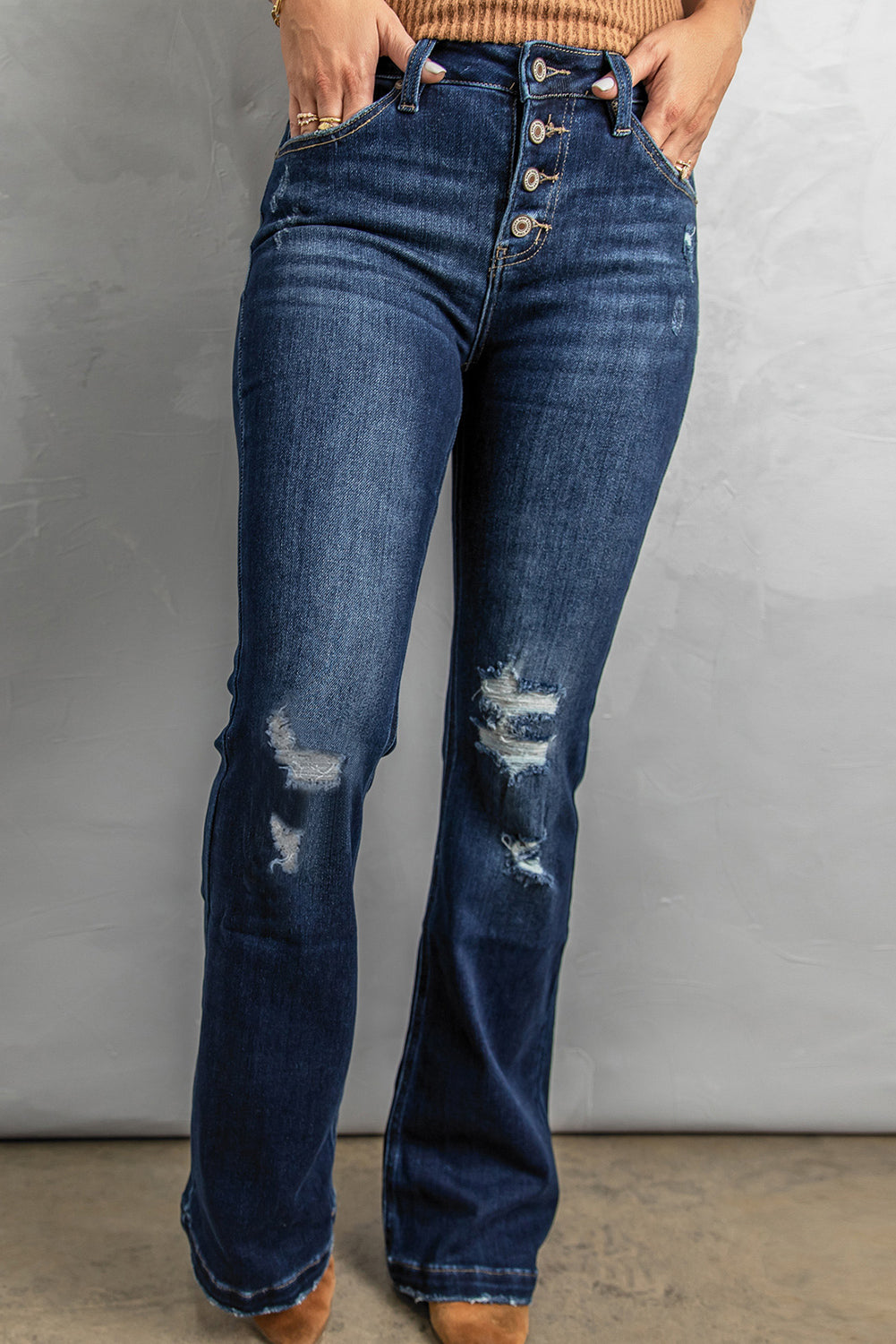 Distressed-Bootcut-Jeans mit Knopfleiste
