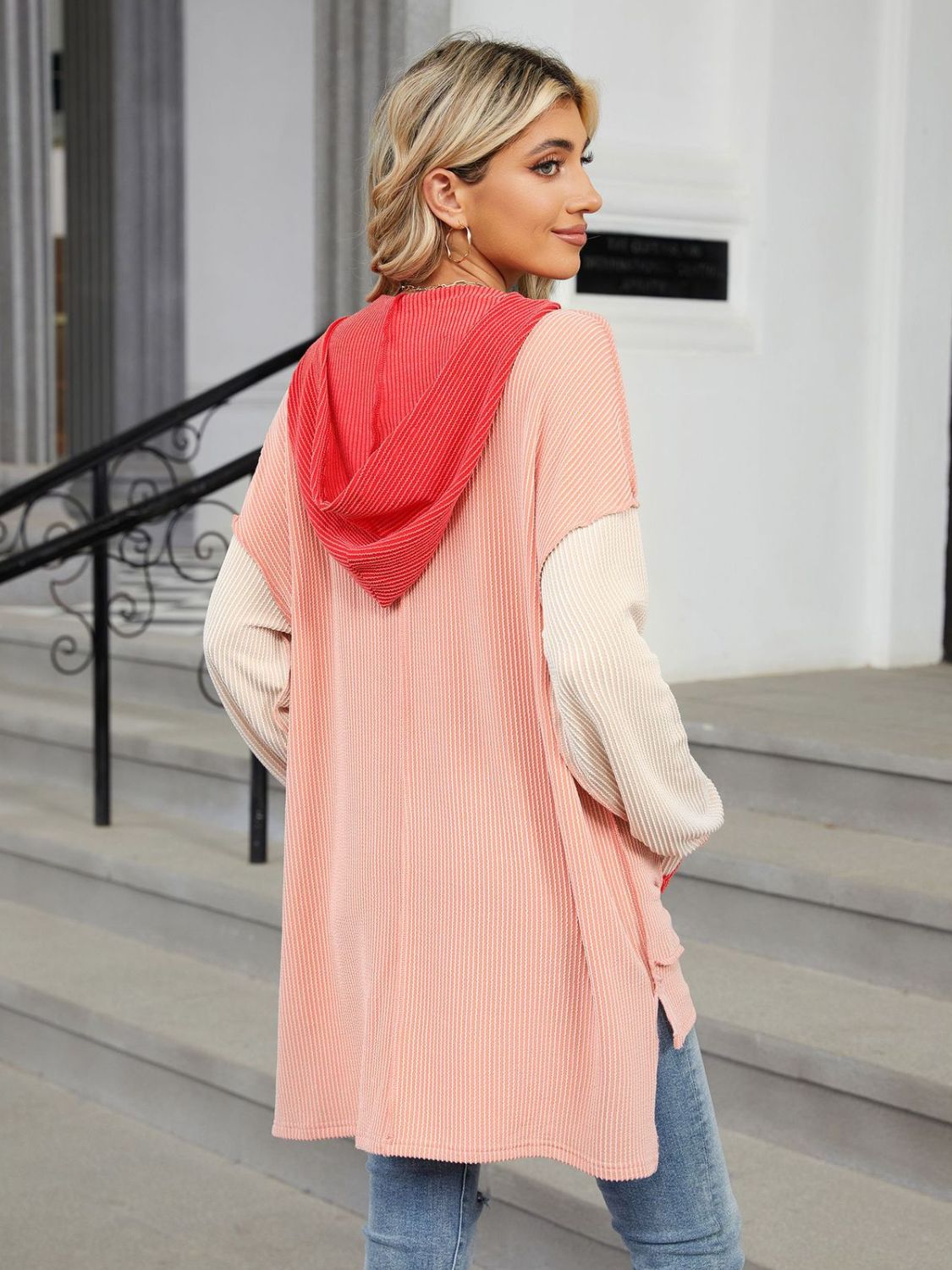 Double Take – Langärmliges Oberteil mit Kapuze und Kontrast