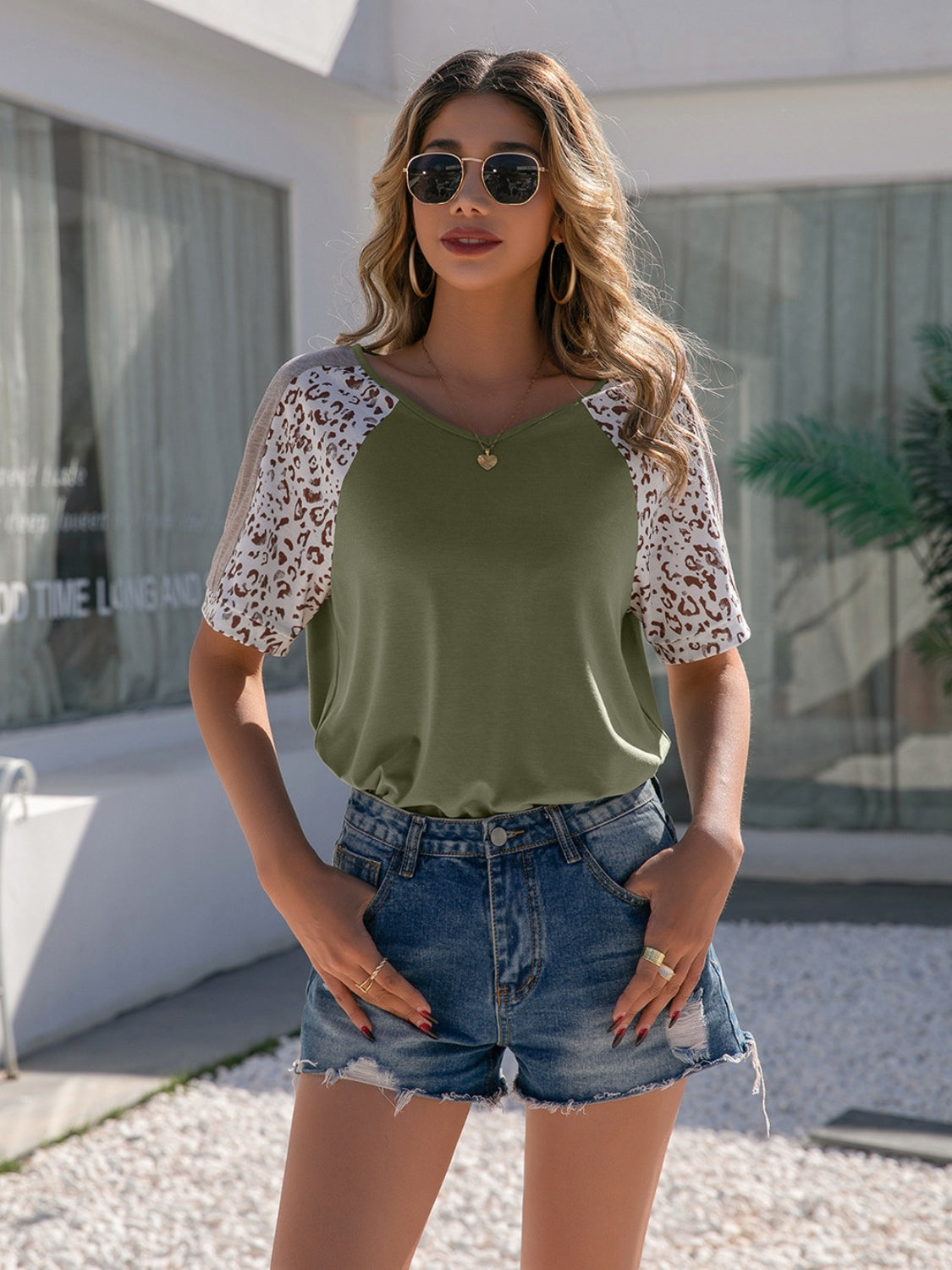 T-Shirt mit Rundhalsausschnitt und kurzen Ärmeln und Leopardenmuster