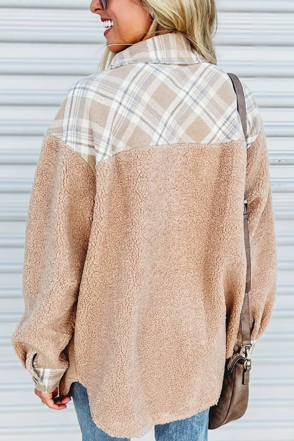 Sherpa-Jacke mit Taschen und kariertem Kragen