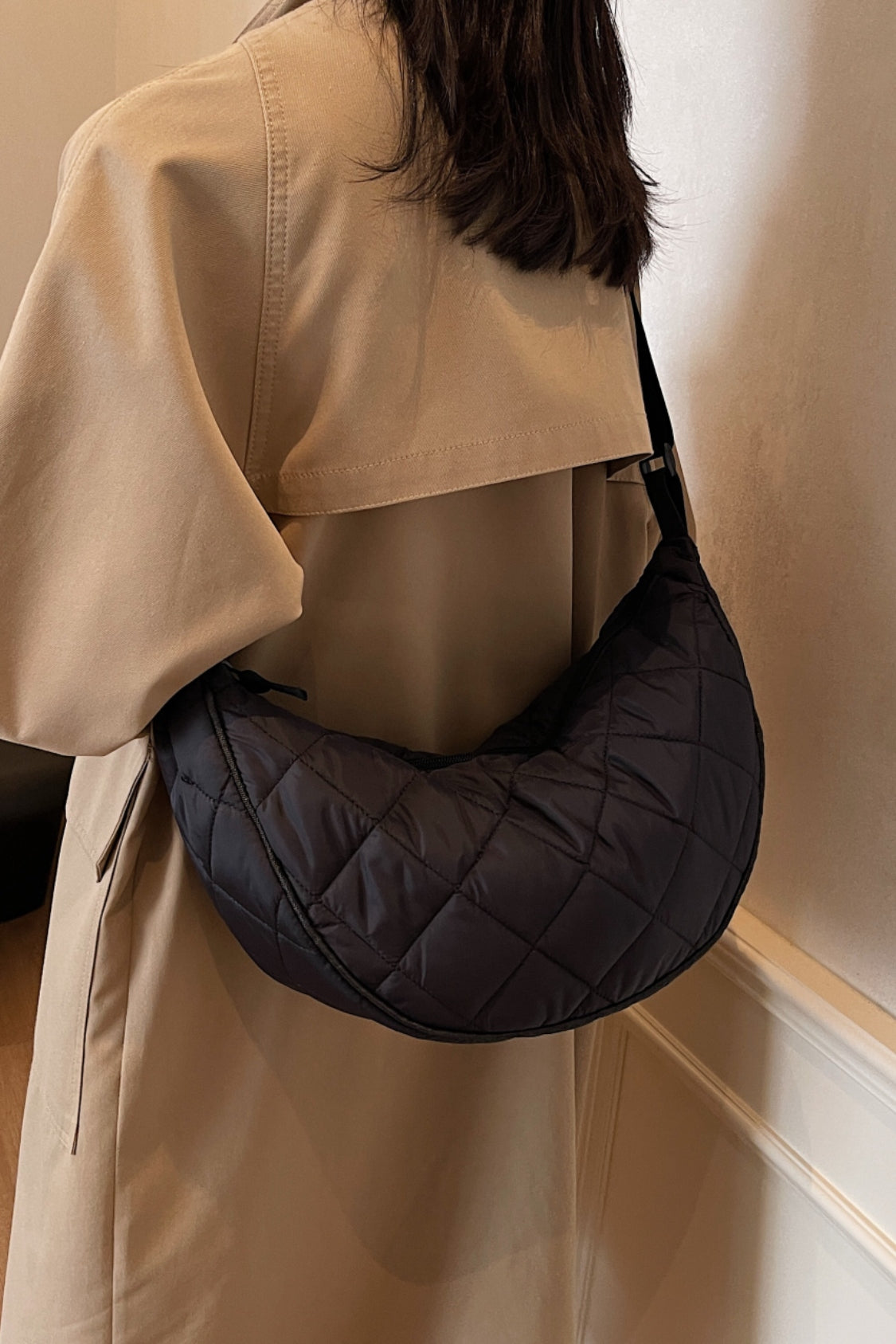 Umhängetasche mit Karomuster, gestepptem und verstellbarem Riemen