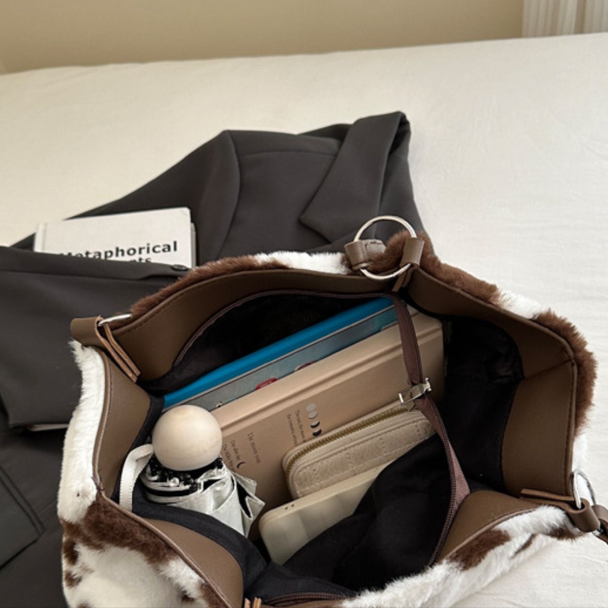 Pelzige Tragetasche mit Kuh-Print