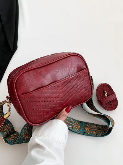 Umhängetasche mit Quaste, bedrucktem Riemen und Kassette aus PU-Leder