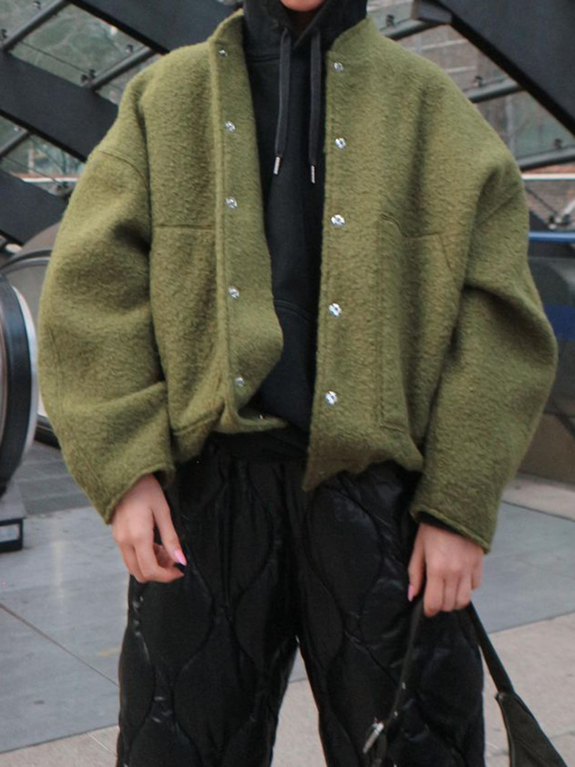 Jacke mit überschnittenen Schultern und Druckknöpfen in voller Größe
