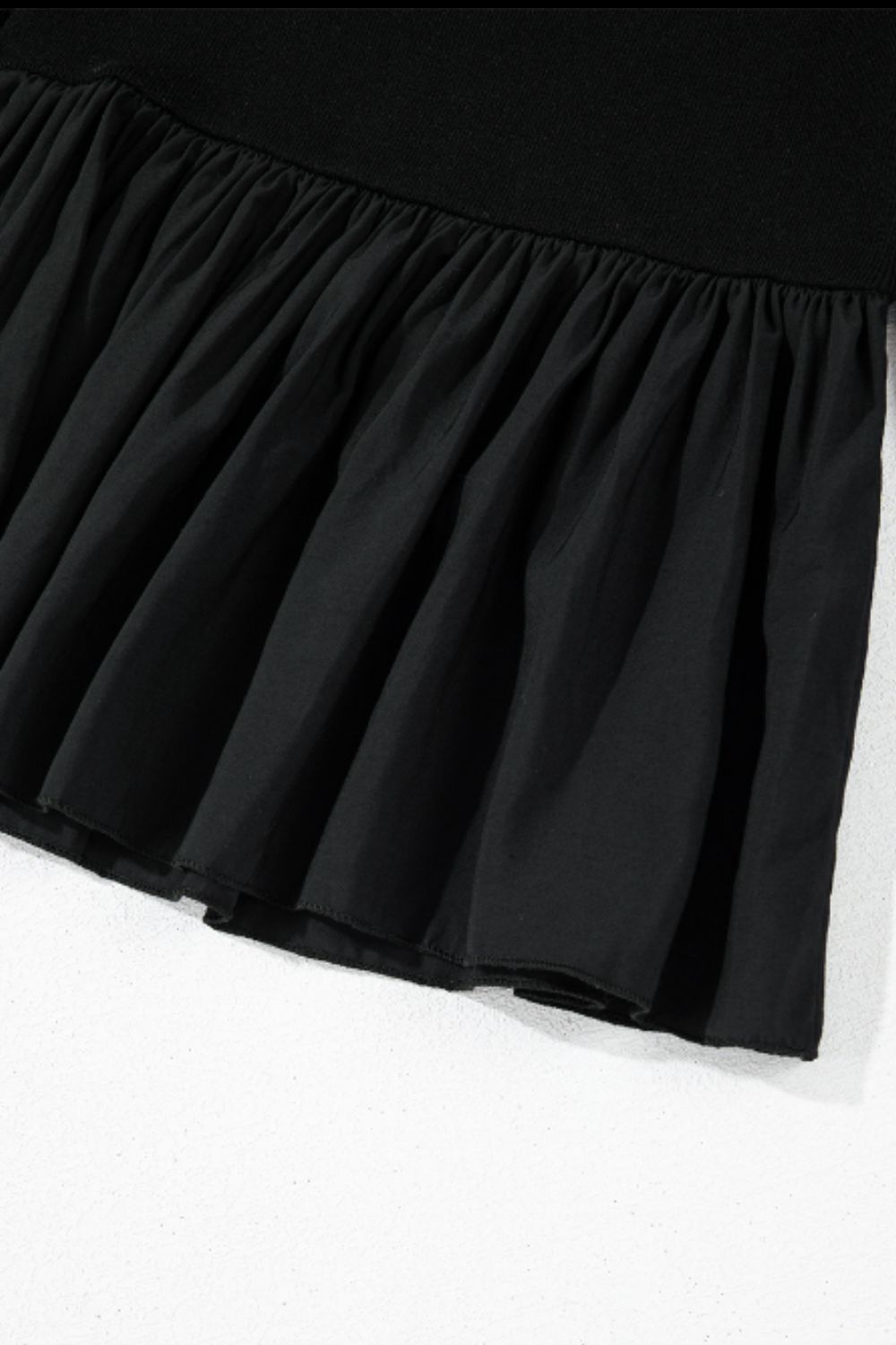 Langärmliges T-Shirt mit Schößchen und U-Ausschnitt