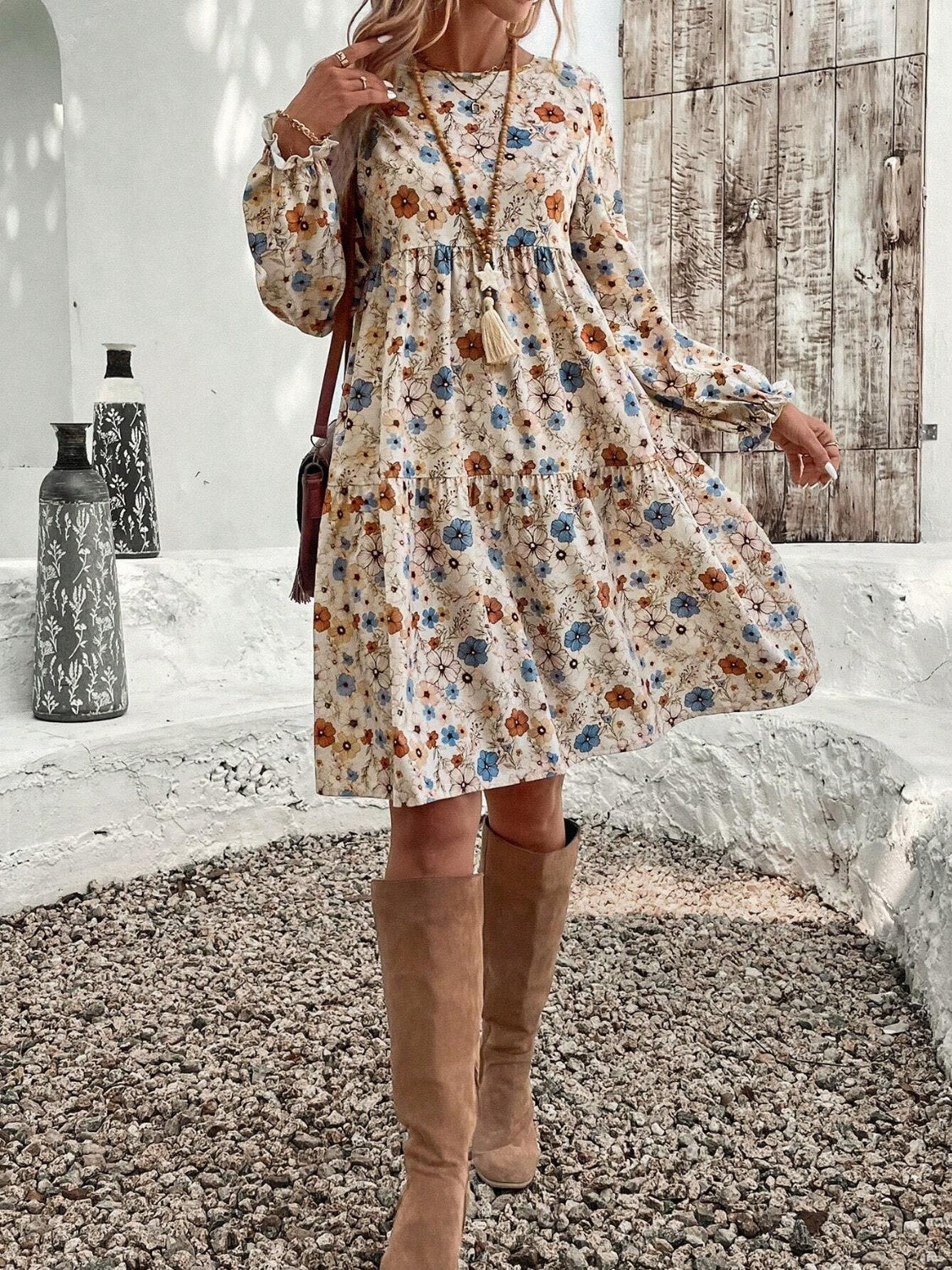 Gestuftes, florales Kleid mit Rundhalsausschnitt und langen Ärmeln