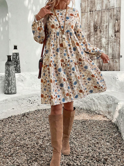 Gestuftes, florales Kleid mit Rundhalsausschnitt und langen Ärmeln